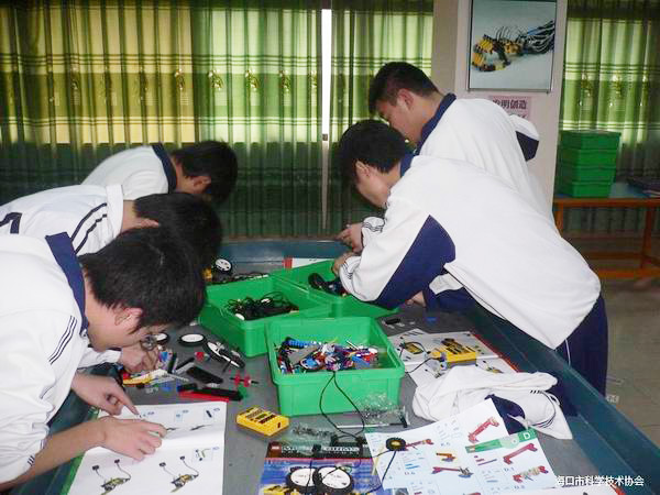 <a href='http://www.591123.cn/chanpin/60-1.html' target='1' style='font-size:18px; font-weight:bold; color:#000000;'>機器人功能室</a>